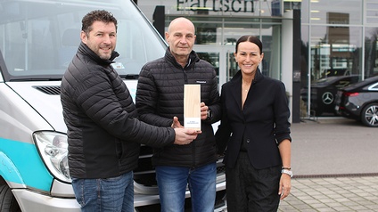 Partsch-Geschäftsführer DI Thomas Ernst und Verkehrsbetriebsleiter Manfred Krenn freuen sich über die Auszeichnung, die von WK-Bezirksstellenleitern Andrea  List-Margreiter überreicht wurde.