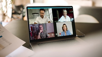 Laptopbildschirm mit vier Personen auf dem Monitor
