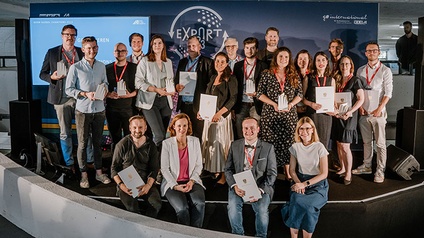 Die Born Global Champions des Jahre 2023 mit der stv. WKÖ-Generalsekretärin Mariana Kühnel (1. Reihe, links) und BMAW-Generalsekretärin Eva Landrichtinger (1. Reihe, rechts)