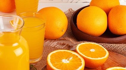 Glas Orangensaft, Orangen geschnitten