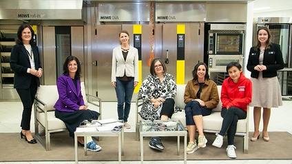 Bild v.l.n.r.: Bettina Stelzer-Wögerer, Margit Angerlehner, Regina Augendopler, Christine Wagner, Julia Speiser, Liu Jia, Lisa Sigl