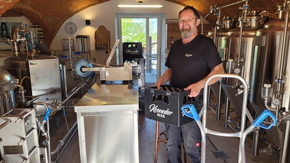 Helmut Voitleitner bei der Abfüllung.