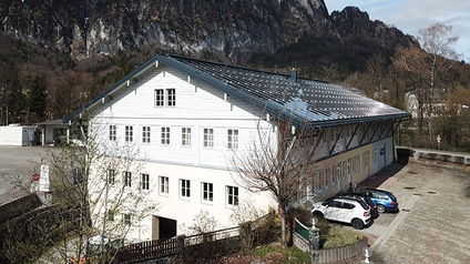 Bild zeigt ein Haus mit dachintegrierter Photovoltaikanlage.