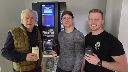 Die Gesellschafter Vrecun, Aumair und Reifinger (v. l.) mit dem innovativen Ingena-Getränkeautomaten-System.