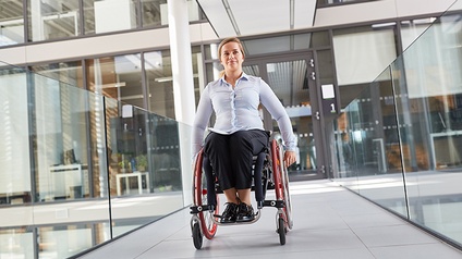 Das Bild zeigt eine Rollstuhlfahrerin
