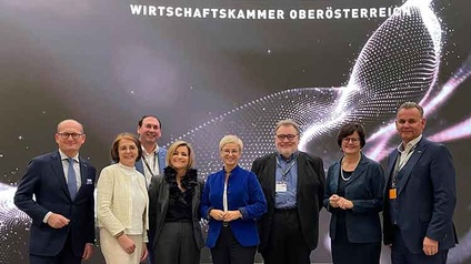 Gruppenfoto mit 8 Personen. Regionalkonferenz der WKOÖ-Bezirksstellenausschüsse im Haus der Wirtschaft in  Linz. V. l.: WKOÖ-Direktor Gerald Silberhumer, Judith Ringer Bezirksstellenobfrau von Steyr-Land und Sprecherin der Bezirksstellen-Obleute, Landtagsabgeordnetem und Obmann der WKO Schärding, Florian Grünberger ,AMS-OÖ-Geschäftsführerin Iris Schmidt, WKOÖ-Präsidentin Doris Hummer, Autor Wolf Lotter, Petra Draxl (Vorstandsmitglied AMS Österreich) und Robert Oberfrank, Leiter der Bezirksstellen in der WKOÖ. 