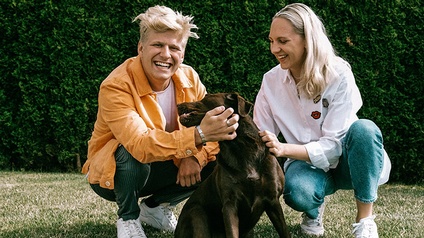 Hier sieht man den Sänger Thorsteinn Einarsson mit seiner Managerin und deren Hund.