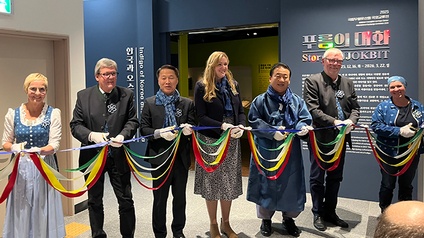 Ausstellungseröffnung im Weltkulturerbe-Zentrum in Südkorea mit Maria Wagner (l.) sowie Vertretern aus Bad Leonfelden, Gutau und den Gastgebern.