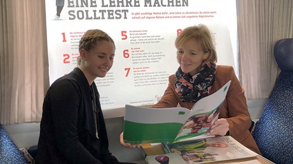Katharina Loibl (WKS) informiert heute im „Bildungsexpress“ zwischen Salzburg und Saalfelden interessierte Jugendliche über die Möglichkeiten und Vorzüge einer Lehrlingsausbildung. 