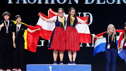 Europameisterin Lisa Lintschinger (Mitte links) und ihre Team-Partnerin Anna Maria Theurl.