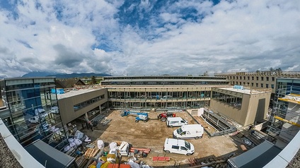 Letzte Arbeiten am neuen „Campus Klessheim“, der zu Schulbeginn im Herbst fertiggestellt wird.    