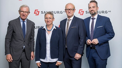 Der neu bestellte Technik-Vorstand Herwig Struber (2. v. r.) mit Aufsichtsratschef Wilfried Haslauer, der scheidenden Vorständin Brigitte Bach und Vorstandssprecher Michael Baminger.