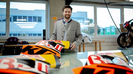 Gerald Klaushofer ist seit Mitte 2020 Geschäftsführer von StandOut. Das Unternehmen kann auf renommierte Kunden bauen. Für KTM und Red Bull werden Rennmotorräder gebrandet.