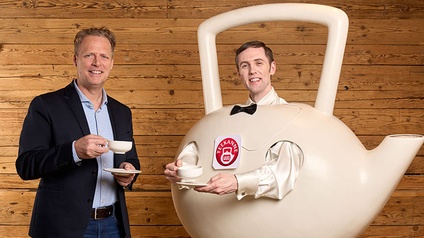 Geschäftsführer Thomas Göbel mit dem Teekanne-Mann, der seit 16 Jahren eine wichtige Rolle in der Werbung des Unternehmens spielt. 