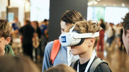 Schüler mit VR-Brille