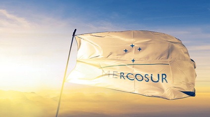 Weiße Flagge mit Mercosur-Schriftzug vor sonnigem Himmel