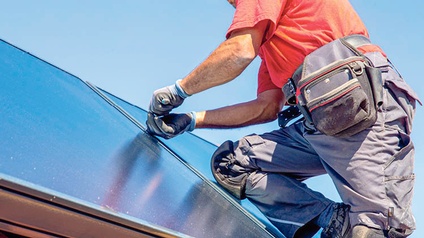 Installation von Sonnekollektoren auf dem Dach