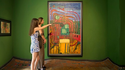 Zwei Frauen vor einem Gemälde