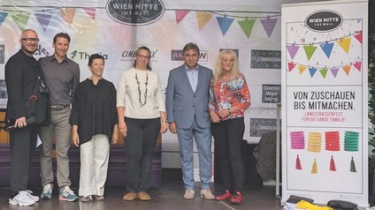 Fünf Personen auf einer Bühne