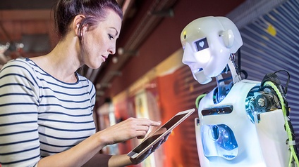 Frau steuert Roboter über Tablet