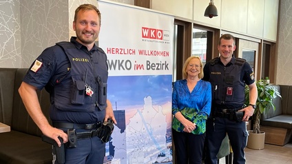 Maria Böhm mit zwei Grätzl Polizisten