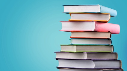 Bunter Bücherstapel auf blauem Hintergrund