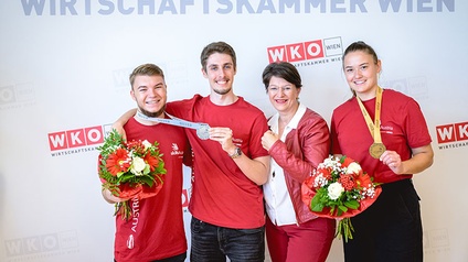 Wiener Medaillen-Gewinner - v.l.: Das Duo Timon Schwarz und Paul Hilscher (Silber), Maria Smodics-Neumann, Spartenobfrau der WK Wien, und Konditoren-Europameisterin Anna Saurer.