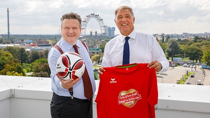 Bürgermeister mit Fußball und WKW-Präsident mit Fußballtrikot in der Hand