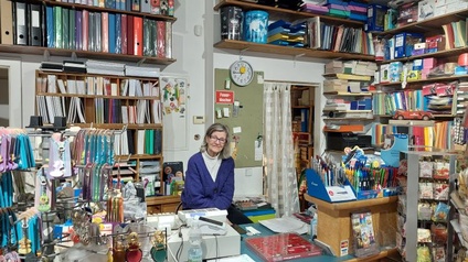 Margit Rehberger in ihrem Papierfachhandel