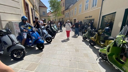 Vespas in der Altgasse
