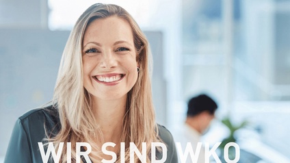 Frau lächelt in die Kamera