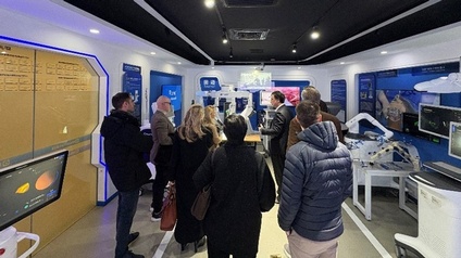 Gruppe besichtigt Ausstellungsstücke