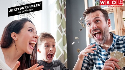 Lachende Familie beim Kartenspiel