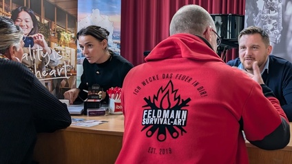 vier Personen im Gespräch