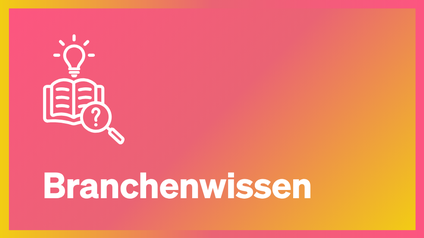 Orange-roter Hintergrund mit weißer Aufschrift Branchenwissen und einem Icon, das ein Buch, eine Glühbirne und eine Lupe mit Fragezeichen zeigt