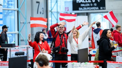 Gruppenbild von Teilnehmer:innen mit Österreich-Flagge