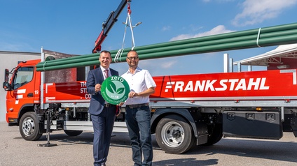 Christian Holzhauser, Obmann der Sparte Transport und Verkehr in der Wirschaftskammer Wien, und Roman Divoky, Logistikleiter bei Frankstahl, mit dem vollelektrischen Lkw und seinem