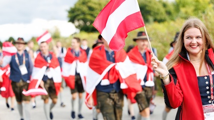 Jugendliche mit Österreich-Flagge gehen zur Verleihung