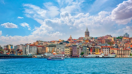 Stadtansicht von Istanbul: Blick vom Wasser aus auf das Istanbuler Viertel Karaköy mit dem Galataturm, Galatabrücke und das Goldene Horn. 