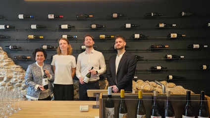 Vier Personen mit Flaschen in den Händen