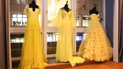drei gelbe Kleider
