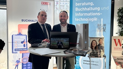 Zwei Männer bei Beratungsstand