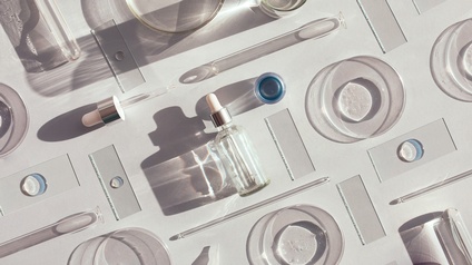 Mehrere Petrischalen und Pipetten nebeneinanderliegend