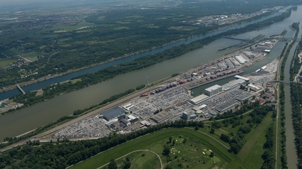 Luftbild auf Gebäude, Bäume, Fahrzeuge und einen Fluss