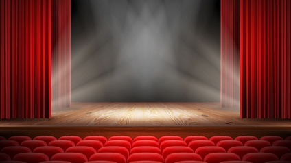 Offener Vorhang auf einer beleuchteten Bühne und leerer Zuschauerraum, 3D 