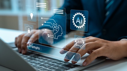 Über der Tastatur schweben leuchtende Symbole – sie stehen für Künstliche Intelligenz, Datenanalyse und digitale Kommunikation. Nur die Finger einer Person sind sichtbar, wie sie tippen