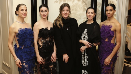 Cindy Fodor (Bildmitte) mit Balletttänzerinnen der Wiener Staatsoper, die ihre Kreationen tragen