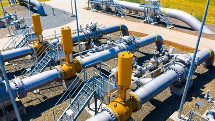 Ansicht aus Vogelperspektive auf blaugelbe Gasröhren an sonnigem Tag