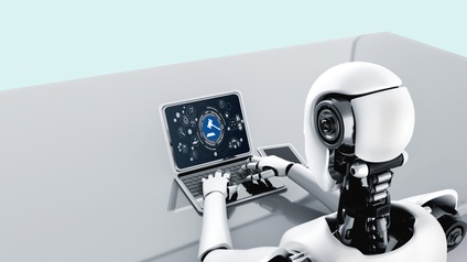 3D-Rendering der Rückenansicht eines Roboters, der an einem Tisch sitzt und vor sich einen aufgeklappten Laptop hat, auf dessen Bildschirm ein Richterhammer ist