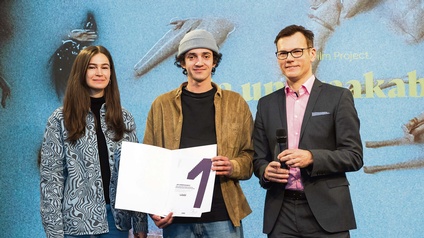  Clemens Jager (rechts) mit den Schüler:innen der LBS 2 und ihrer bei der Nominierungsveranstaltung 2021 ausgezeichneten Werbekampagne „Beeindruckend“.
